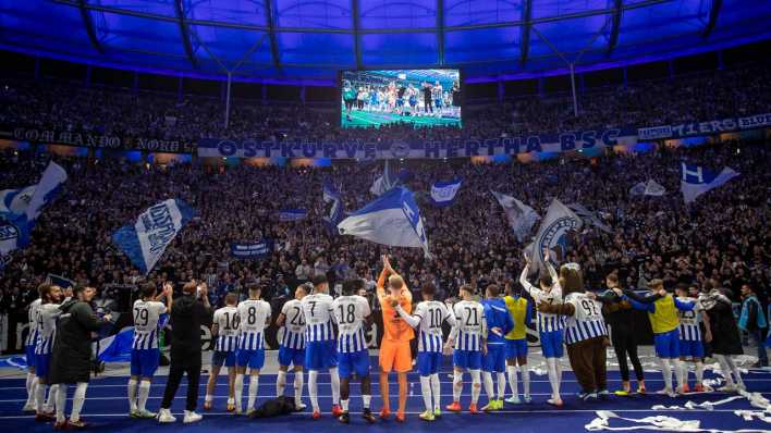 Spieler von Hertha BSC feiern mit ihren Fans vor der Ostkurve im Berliner Olympiastadion nach dem Sieg gegen Schlake (Bild: IMAGO / Jan Huebner)