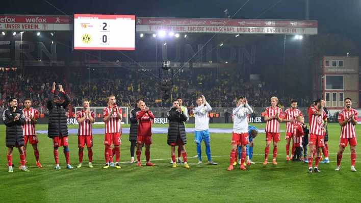 Das Team des 1.FC Union feiert mit den Fans den 2:0-Sieg gegen Borussia Dortmund