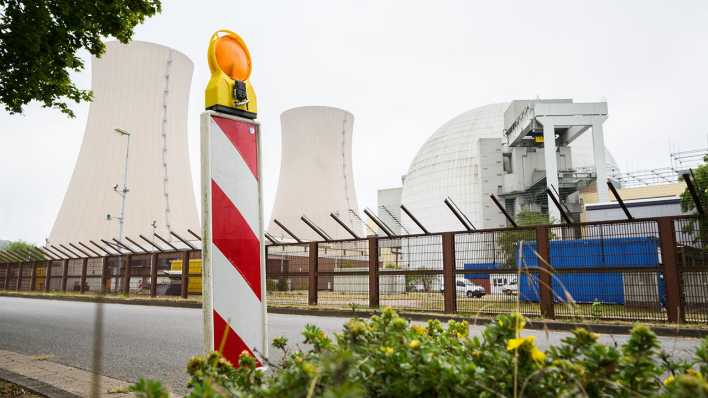 Eine Warnbake steht am stillgelegten Atomkraftwerk Grohnde.