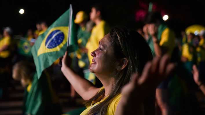 Eine Anhängerin des bisherigen brasilianischen Präsidenten Jair Bolsonaro reagiert bestürzt auf das Ergebnis der Präsidentschaftswahl, bei der Herausforderer Luiz Inacio da Silva knapp gewonnen hat.