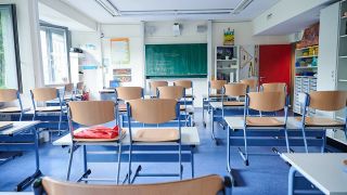 Stühle auf den Tischen in einem Klassenzimmer einer Grundschule im Berliner Ortsteil Prenzlauer Berg