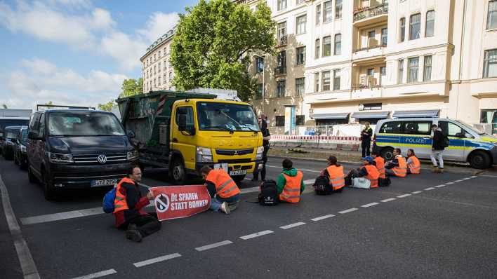 Klimaaktivisten der Gruppe "Letzte Generation" blockieren eine Straße in Berlin.