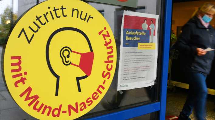 Symbolbild: in großes Schild mit der Aufschrift «Zutritt nur mit Mund-Nasen-Schutz!» weist neben einem Eingang zu einer Klinik in Leipzig auf die Maskenpflicht hin