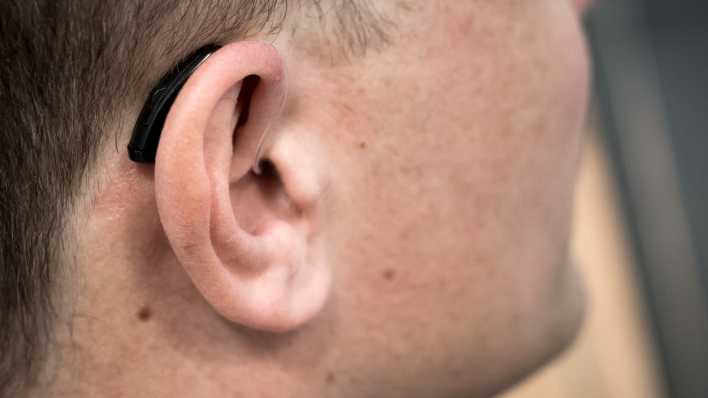 Mann mit Hörgerät