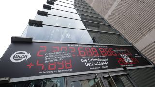 Die "Schuldenuhr Deutschlands" an einem Bürogebäude, in dem sich das Büro vom "Bund der Steuerzahler" (BdSt) befindet.