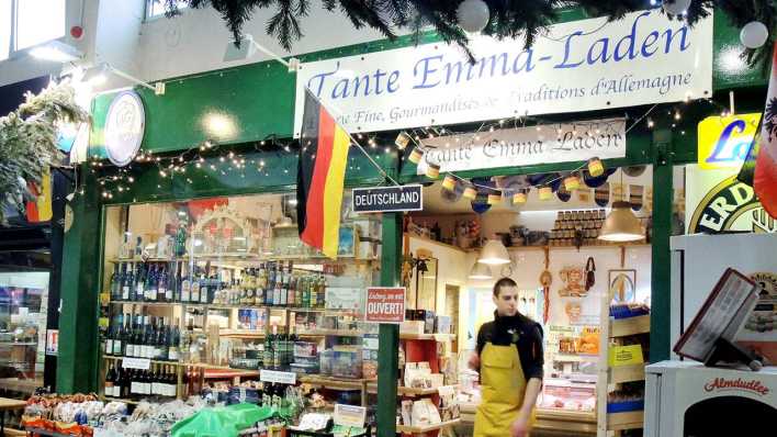 Ein Tante- Emma- Laden bietet in der Markthalle "Marché d`Aligre" in Paris deutsche Spezialitäten zum Kauf an.