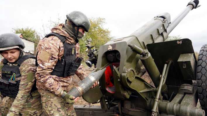 Charkiw: Ukrainische Soldaten bedienen Kriegsgerät an der Frontlinie