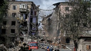 Trümmer von beschädigten Wohnhäusern in der Ukraine