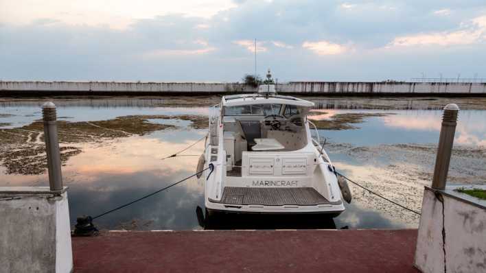 Ein Boot in einem leeren Hafen in Anaklia im Nordwesten Georgiens