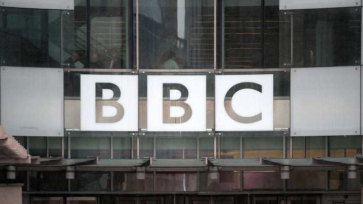 Das Logo der britischen Rundfunkanstalt BBC (British Broadcasting Corporation) ist an einem Gebäude zu sehen