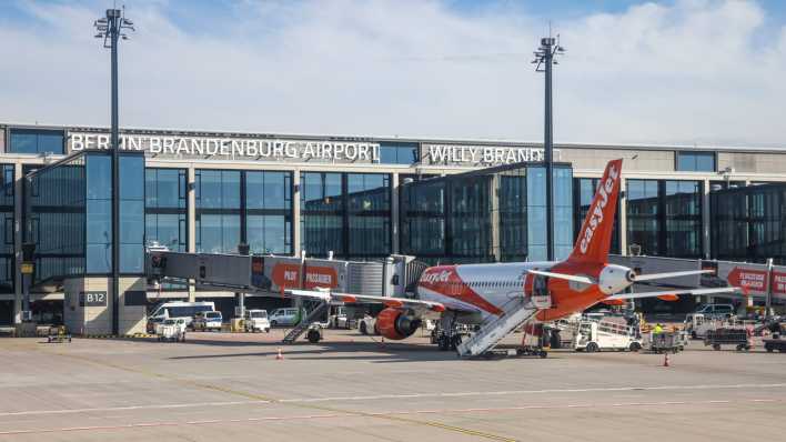 Ein Flugzeug der Fluglinie easyJet steht an einem Gate am Flughafen BER. (Quelle: dpa)
