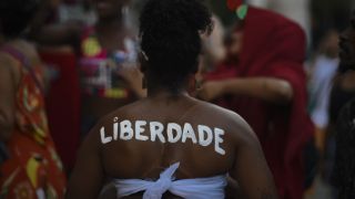 Eine Unterstützerin des früheren Präsidenten und Präsidentschaftskandidaten Luiz Inacio Lula da Silva hat sich das Wort "Liberdade" auf den Rücken geschrieben.