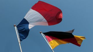 Flaggen Deutschlands und Frankreichs wehen
