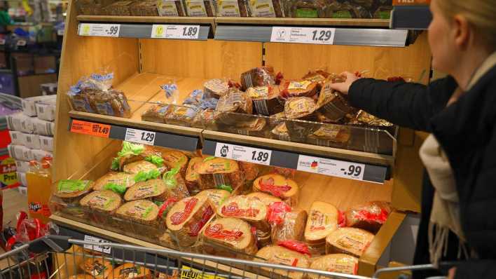 Die aktuelle Inflationsrate kommt auch im Supermarkt an, wo für die Bürgerinnen und Bürger vieles teurer wird.