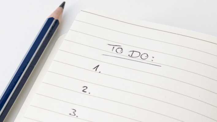 Ein Bleistift liegt neben einer To-Do-Liste
