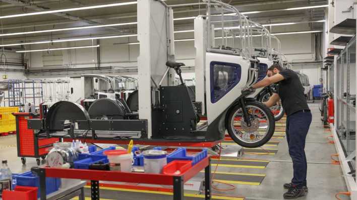 Blick in die Produktion bei der Eröffnung der neuen E-Cargobike Factory von ONOMOTION.