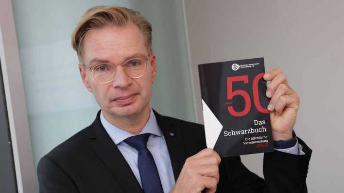Reiner Holznagel, Präsident vom Bund der Steuerzahler Deutschland (BdSt), präsentiert das 50. Schwarzbuch "Die öffentliche Verschwendung 2022/23"