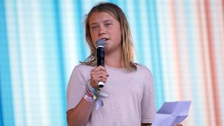 Die schwedische Klimaaktivistin Greta Thunberg steht während des Glastonbury Festivals in Worthy Farm in Somerset auf der Bühne und spricht zum Publikum.