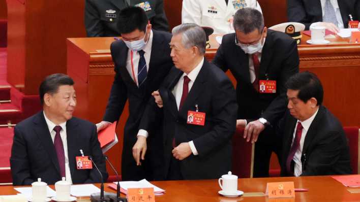 Hu Jintao wird bei der Abschlusszeremonie des Nationalkongresses der Kommunistischen Partei China von Sicherheitspersonal von seinem Platz entfernt.