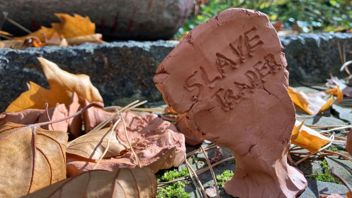 Die Aufschrift "Slave trader" auf einem Tonstein, das in einem Schülerprojekt entstanden ist