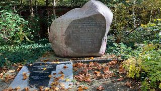 Herero-Stein mit Gedenkplatte in Berlin-Neukölln (Bild: rbb/ Siebert)