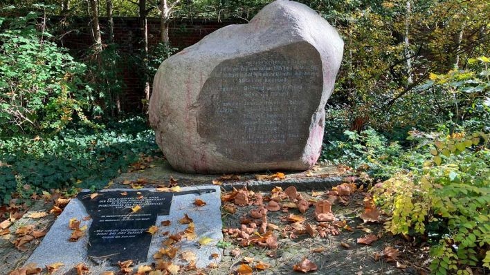 Herero-Stein mit Gedenkplatte in Berlin-Neukölln