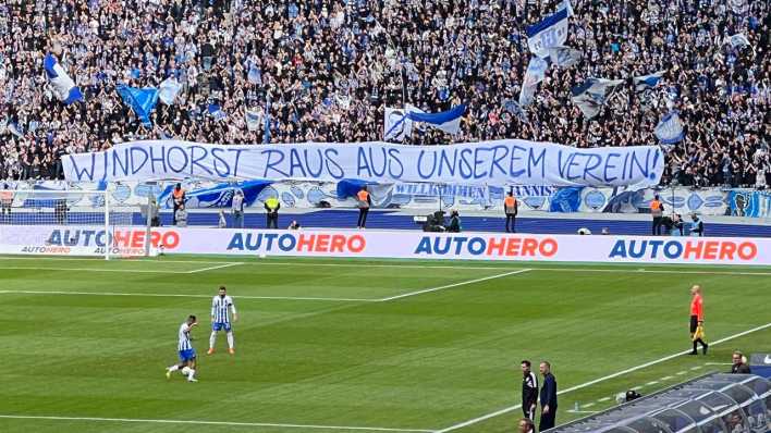 "Windhorst raus aus unserem Verein" steht auf einem Plakat von Hertha-Fans