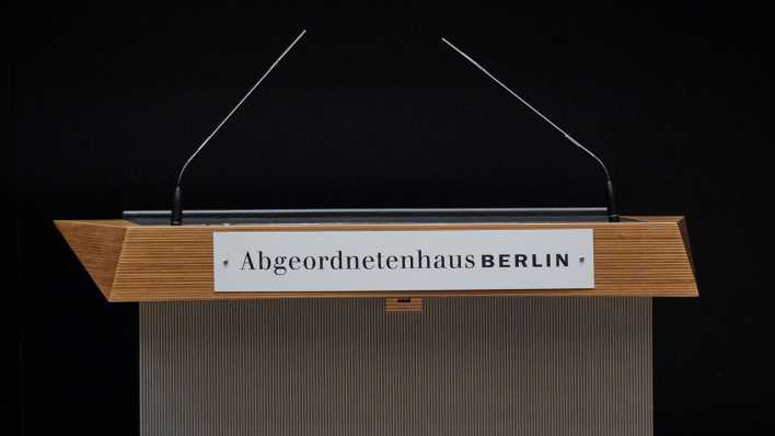 Rednerpult im Abgeordnetenhaus Berlin