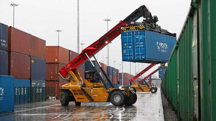 In einem Hafen wird ein Container verladen