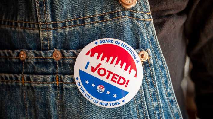 Hose, auf der ein Sticker mit der Aufschrift "I Voted", klebt