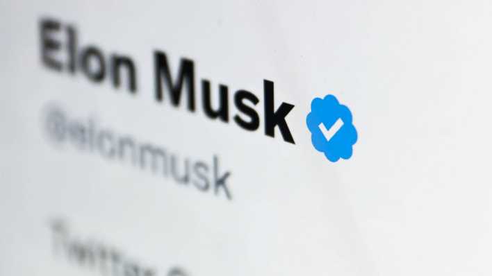 Screenshot des Twitter-Accounts von Elon Musk mit blauem Haken