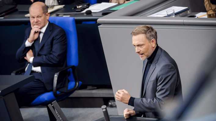 Christian Lindner FDP, Bundesminister der Finanzen, spricht im Deutschen Bundestag. Im Hintergrund: Olaf Scholz SPD, Bundeskanzler.