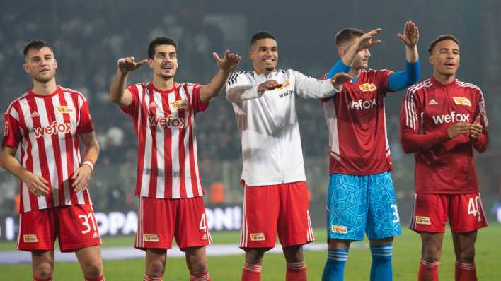 Nach dem Abpfiff gegen Borussia Mönchengladbach jubeln die Spieler von Union Berlin: v. l. Robin Knoche 1. FC Union Berlin, Diogo Leite 1. FC Union Berlin, Danilho Doekhi 1. FC Union Berlin, Torhüter Lennard Grill 1. FC Union Berlin, Jamie Leweling 1. FC Union Berlin, Jubel nach Abpfiff (Bild: IMAGO / Matthias Koch)