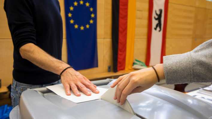 Einwurf der Stimmlzettel in eine Wahlurne in Berlin