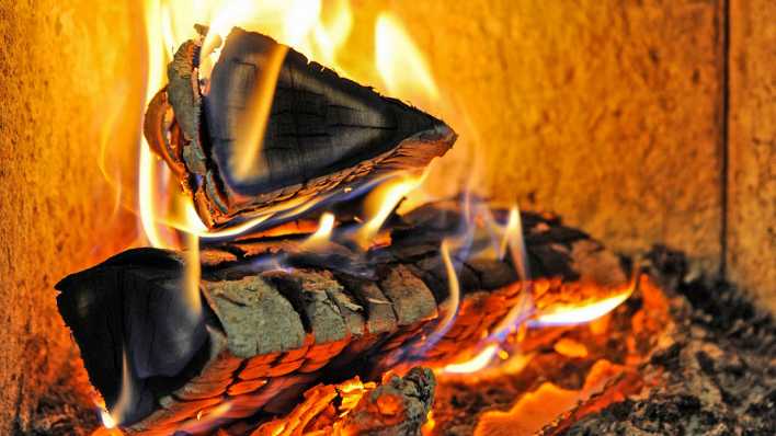 Brennende Holzscheite in einem modernen Holzofen