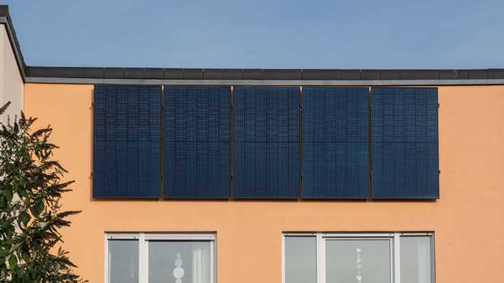 Solarpanel an einer Hauswand