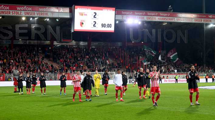 Union-Spieler bedanken sich nach dem 2:2 gegen Augsburg bei den Fans