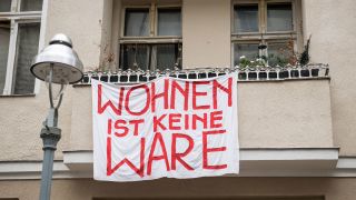 Transparente gegen den Verkauf von Haeusern und Wohnungen mit der Aufschrift Wohnen ist keine Ware in der Emdener Strasse in Berlin Moabit.