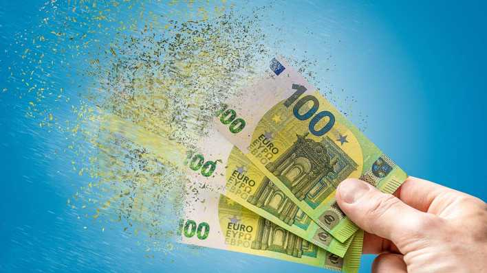 Drei Grüne 100 Euro Scheine lösen sich in Luft auf.