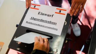 Eine Wählerin wirft den Stimmzettel für das Berliner Abgeordnetenhaus und die Bezirksverordnetenversammlung in eine Urne.