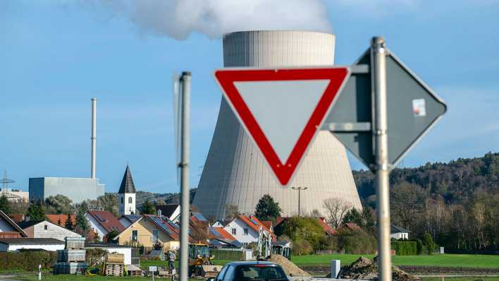 Kernkraftwerk Isar 2, Essenbach bei Landshut, mit Verkehrsschild Achtung Vorfahrt