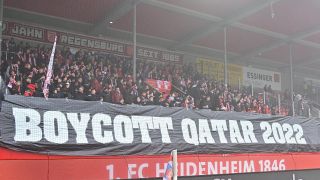 Banner bei einem Fußballspiel mit der Aufschrifft "Boycott Qatar 2022"