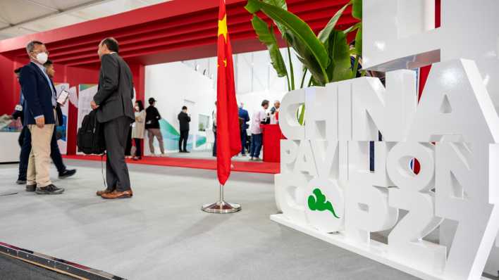 Menschen unterhalten sich beim Pavillon von China beim UN-Klimagipfel COP27.