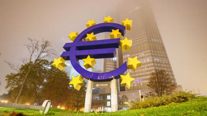 Logo des Euro vor der ehemaligen Zentrale der Europäischen Zentralbank (EZB)