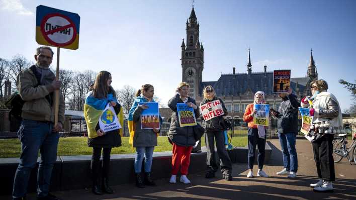 DEN HAAG - Demonstranten am Friedenspalast gegen den Krieg in der Ukraine