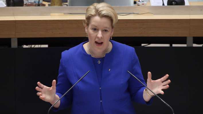 Franziska Giffey (SPD), Regierende Bürgermeisterin, gibt während der Plenarsitzung des Berliner Abgeordnetenhauses eine Regierungserklärung ab.