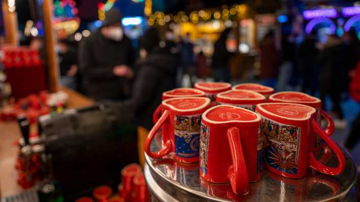 Glühwein-Tassen stehen an einem Glühwein-Stand auf dem Weihnachtsrummel "Winterzauber Berlin"