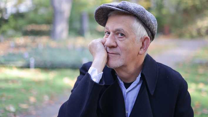 Der Moderator, Schauspieler, Schriftsteller und Regisseur Ilja Richter sitzt bei einem Treffen anlässlich seines 70. Geburtstags in einem Friedhofspark in der Pappelallee.