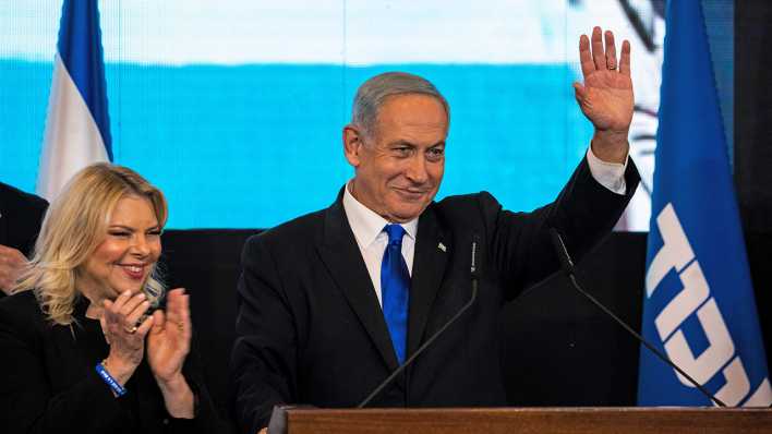 Der Vorsitzende der Likud-Partei und ehemalige israelische Ministerpräsident Benjamin Netanjahu gibt neben seiner Frau Sara Netanjahu eine Erklärung ab.
