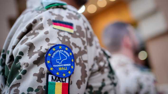 Bundeswehrsoldaten der European Union Training Mission Mali (EUTM) warten in Bamako in Mali
